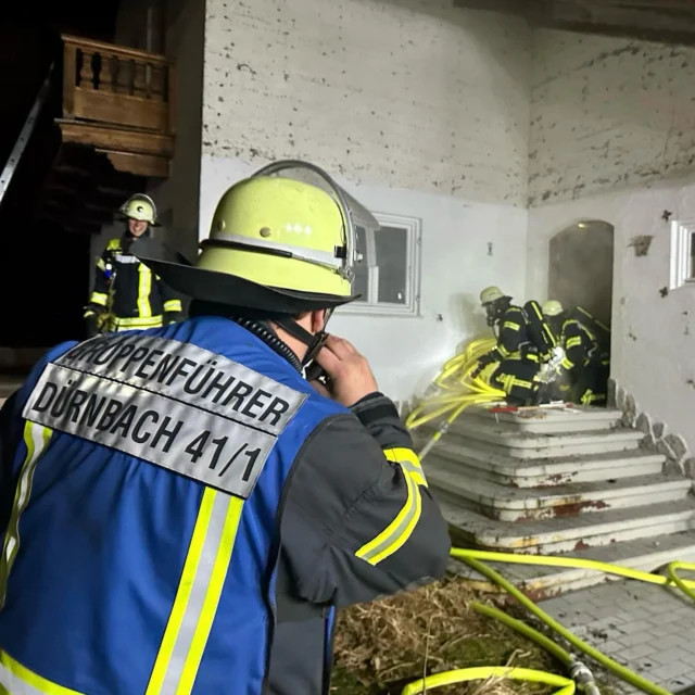 +++ Monatsübung +++

Vorgehensweise bei Zimmerbränden mit Theorie und Einsatzübung am Objekt. 🔥

📟 Alarmstichwort: B3 Person

🏠 Übung in einem zum Abriss vorgesehenen Wohnhaus mit Disconebel & simuliertem Feuer.

👨‍🚒 Einsatzablauf:
- Besprechung des taktischen Vorgehens bei Bränden im Innenangriff
- Atemschutztrupps Rettung von 3 Personen
- Sicherung von 2 Gasflaschen

🚒 11/1, 41/1, 40/1, 14/1

Ein großer Dank an die Besitzer für die Bereitstellung des Übungsobjekts!

___________________

#feuerwehr #freiwilligefeuerwehr #ehrenamt #112  #retten #löschen #schützen #bergen #tegernsee #gmundamtegernsee #ffd  #ffduernbach #feuerwehrduernbach #duernbach #dürnbach